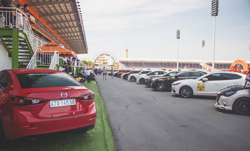 Đón năm mới, hàng loạt siêu xe, xe độ quần tụ tại trường đua Đại Nam